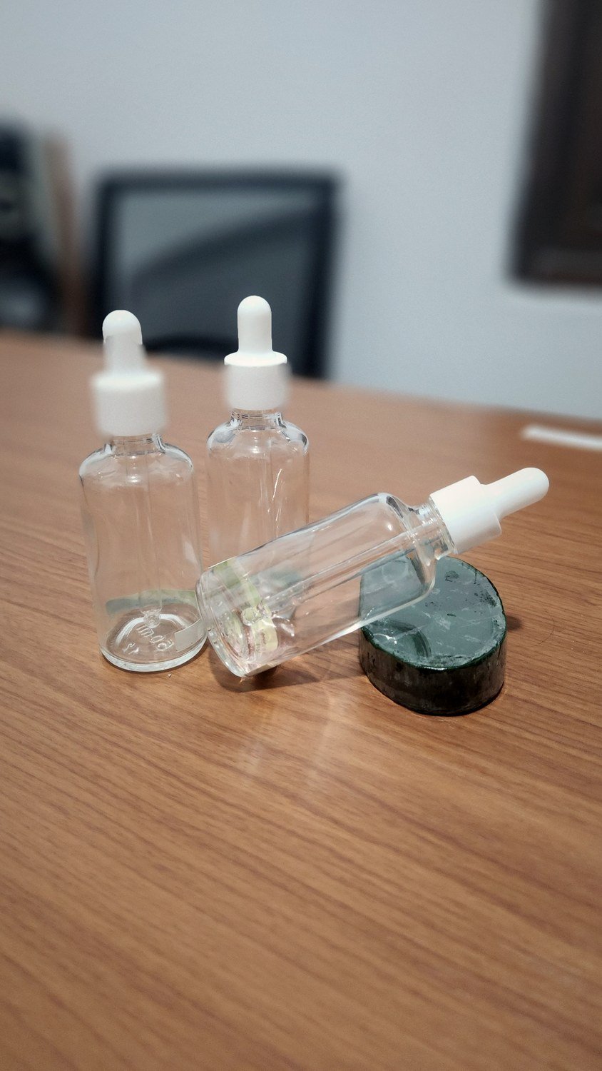 Foto produk asli botol dropper 50 ml, dengan warna foto yang disempurnakan secara ringan