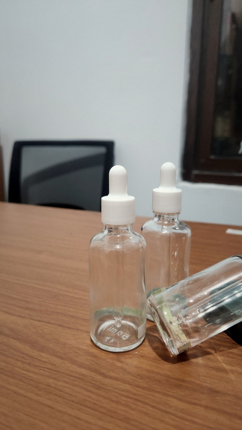 Foto botol kaca dropper dari sudut berbeda